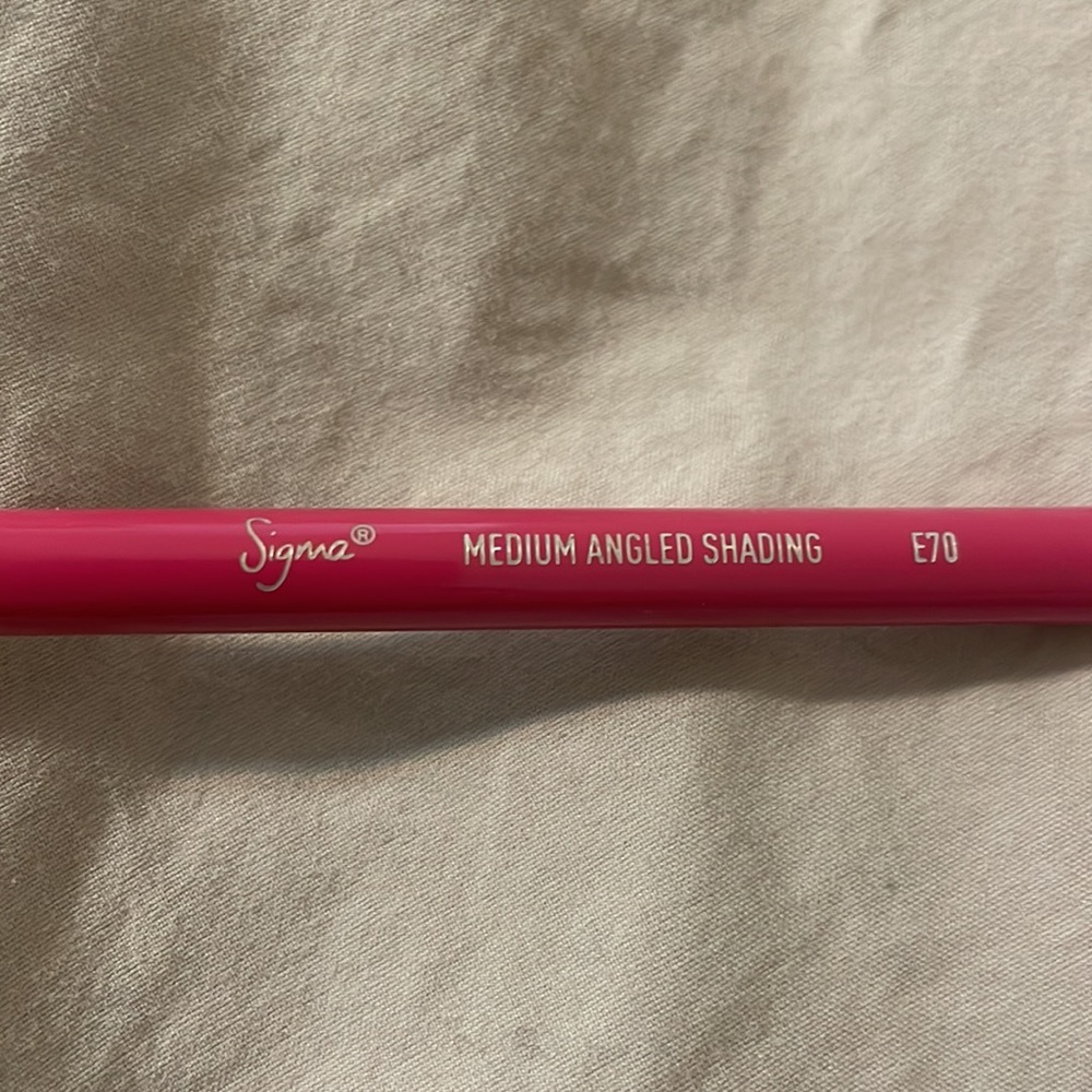 Sigma E70 Medium Angled Shading Brush travel size - Picture 3 of 4